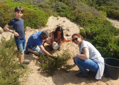 Jornada de voluntariado ambiental en el entorno de la playa de la Savinosa de Tarragona...