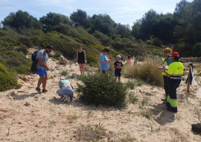 Jornada de voluntariado ambiental en el entorno de la playa de la Savinosa de Tarragona...