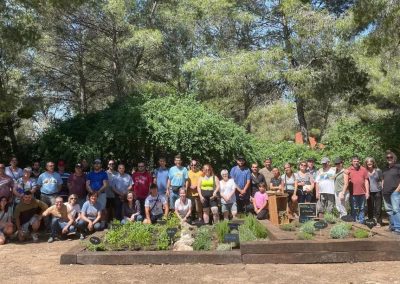 Plantada de aromáticas con familias del CET...